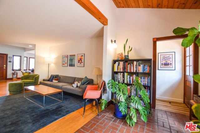 11136 Lucerne Avenue, Culver City CA: https://media.crmls.org/mediaz/9748061c-ce65-42e5-a532-478d5a1b818c.jpg