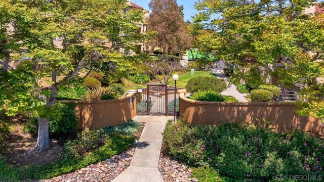 2037 Burton st, San Diego CA: https://media.crmls.org/mediaz/97487ed7-05ce-4c07-8c0c-842d8e233dc1.jpg