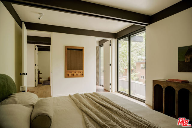 5649 Valley Oak Drive, Los Angeles CA: https://media.crmls.org/mediaz/9748b30e-475c-4f38-b561-43672e0e74a4.jpg