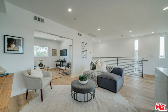 739 N Mariposa Avenue, Los Angeles CA: https://media.crmls.org/mediaz/97490303-6566-4977-9269-ba495cbb1e6b.jpg