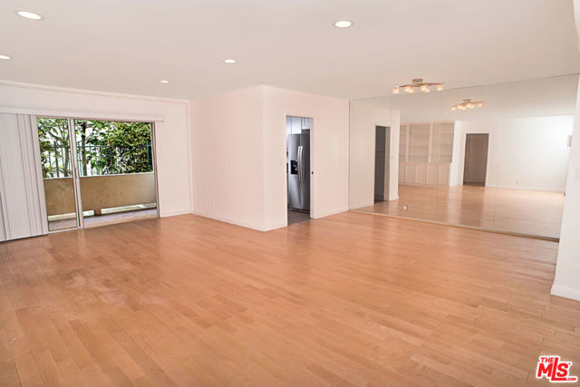 416 N Oakhurst Drive, Beverly Hills CA: https://media.crmls.org/mediaz/97498876-c09f-4286-bce3-74eed0e6bb56.jpg