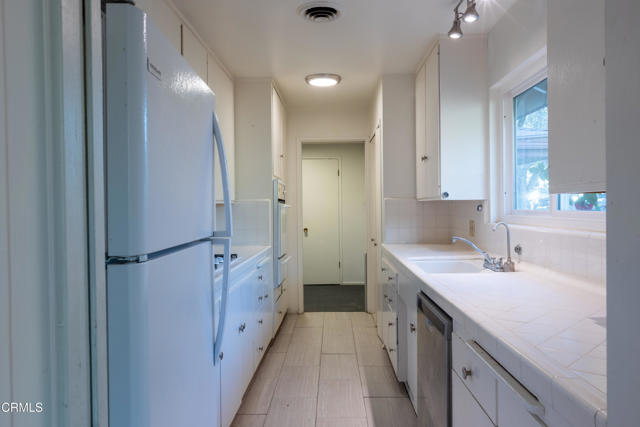4901 Angeles Crest Circle, La Canada Flintridge CA: https://media.crmls.org/mediaz/974aac8a-5e5a-4b43-adca-99955cf45fae.jpg