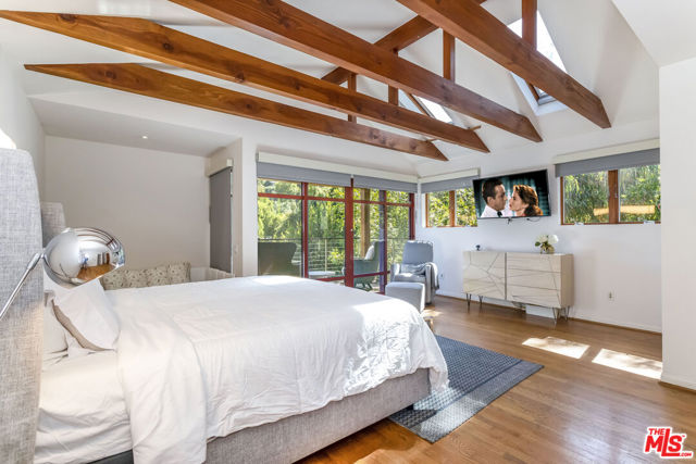 8783 Lookout Mountain Avenue, Los Angeles CA: https://media.crmls.org/mediaz/974baf30-fa9f-4241-a38e-09da80c970e0.jpg