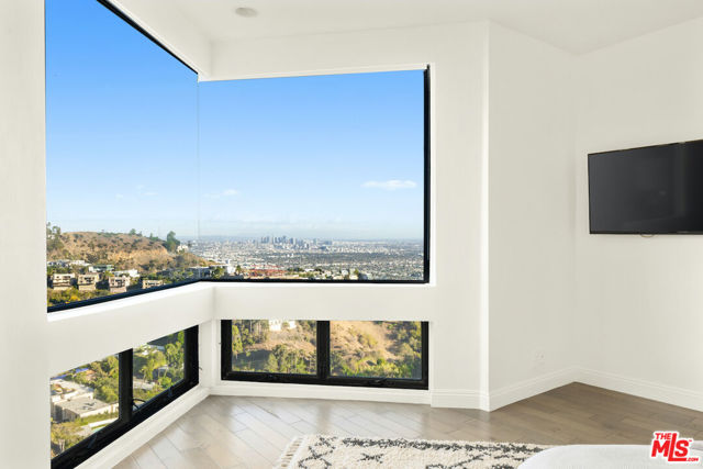 2231 Sunset Plaza Drive, Los Angeles CA: https://media.crmls.org/mediaz/974f42db-0d01-4abc-bed6-8a246fbad8c1.jpg