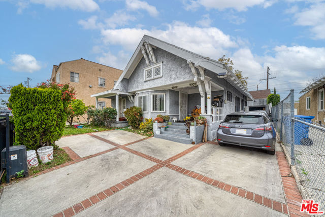 2905 W 14th Street, Los Angeles CA: https://media.crmls.org/mediaz/974f4a88-bbfd-4c68-8290-14fc46230bd7.jpg