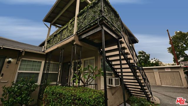 1105 W Clark Avenue, Burbank CA: https://media.crmls.org/mediaz/97501a47-5b45-4cf2-b599-2ff4b51c9e8a.jpg