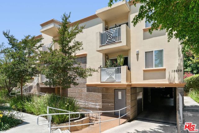 15939 Victory Boulevard, Van Nuys CA: https://media.crmls.org/mediaz/97507b02-bf69-4b1a-a059-24b3eb635c94.jpg