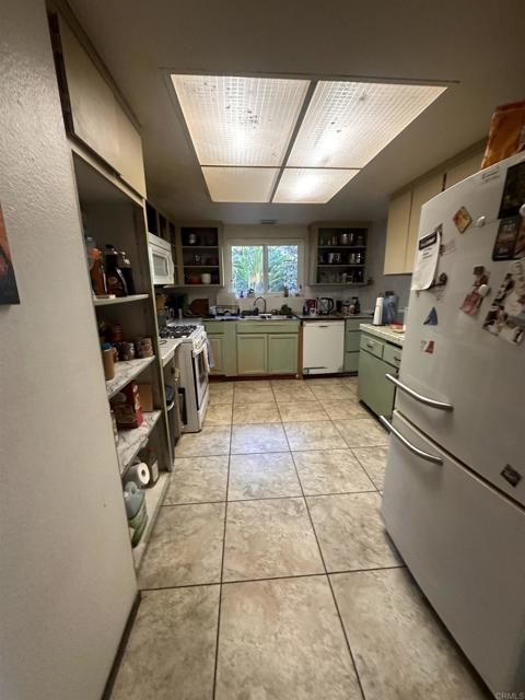 Detail Gallery Image 11 of 39 For 2430 Sunflower Ter, Vista,  CA 92083 - 3 Beds | 2 Baths