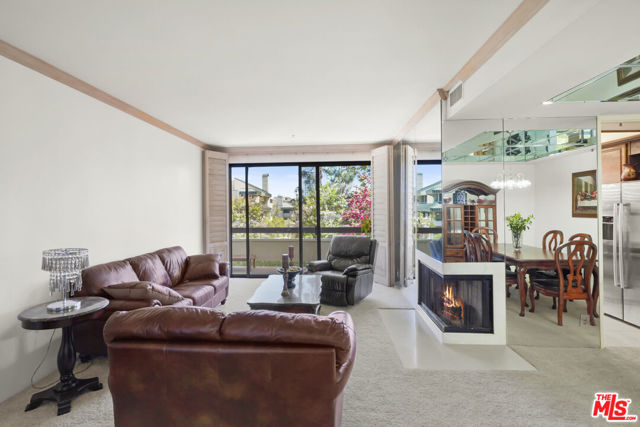 2102 Century Park Lane, Los Angeles CA: https://media.crmls.org/mediaz/975106b6-2cf9-4cbe-86f3-77630fe1dc4f.jpg