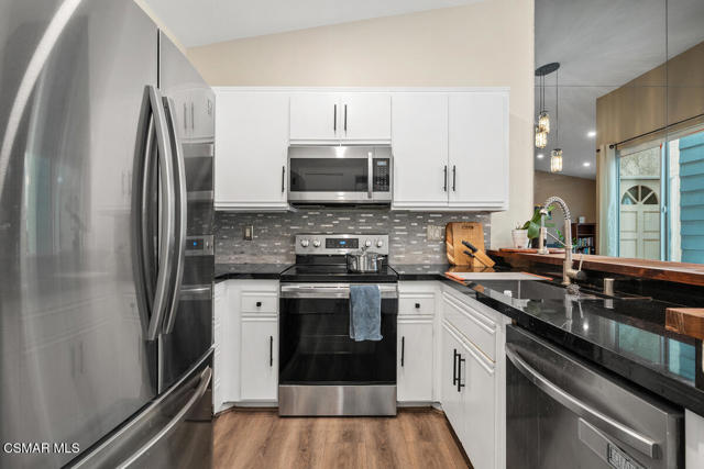 2414 Pleasant Way, Thousand Oaks CA: https://media.crmls.org/mediaz/97510993-e42a-41c4-9058-6dfd2f49845a.jpg