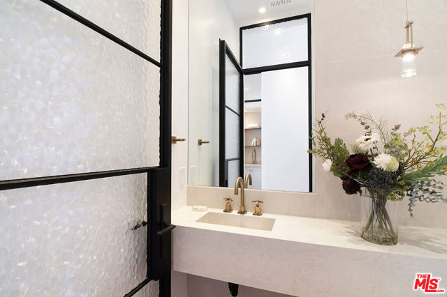 745 E Sunset Avenue, Venice CA: https://media.crmls.org/mediaz/97512ddc-90e2-4842-8520-7e900a65cd74.jpg