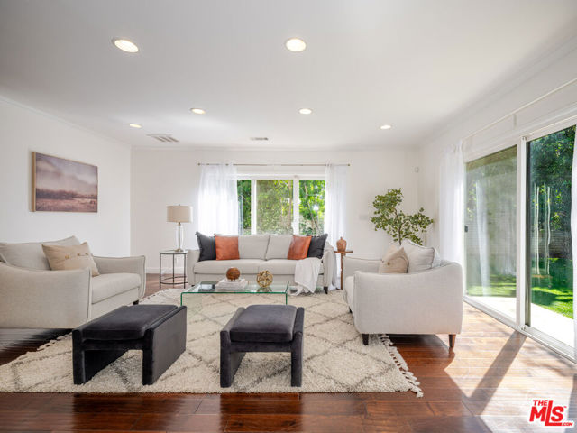 5417 Allott Avenue, Sherman Oaks CA: https://media.crmls.org/mediaz/97514762-ebec-4d0b-94dd-baae35e13ecb.jpg