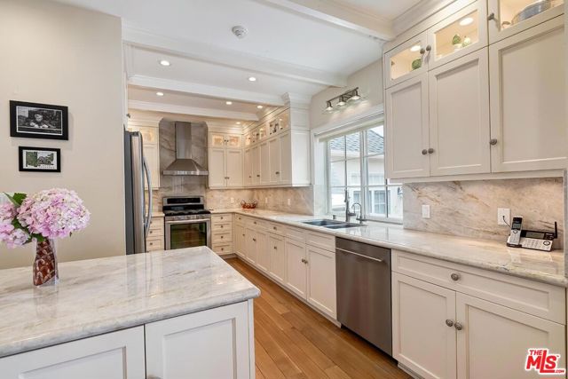 10798 Weyburn Avenue, Los Angeles CA: https://media.crmls.org/mediaz/97519542-2574-4b95-8e64-2b336cf5add2.jpg