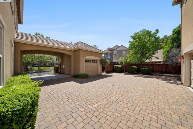 2307 Vineyard Heights Ln, Pleasanton CA: https://media.crmls.org/mediaz/9751b4e8-d841-411c-b852-84454411e35b.jpg