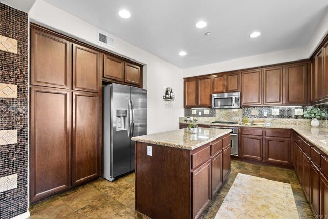 Detail Gallery Image 10 of 37 For 2233 Capistrano Way #18,  Chula Vista,  CA 91915 - 4 Beds | 3 Baths