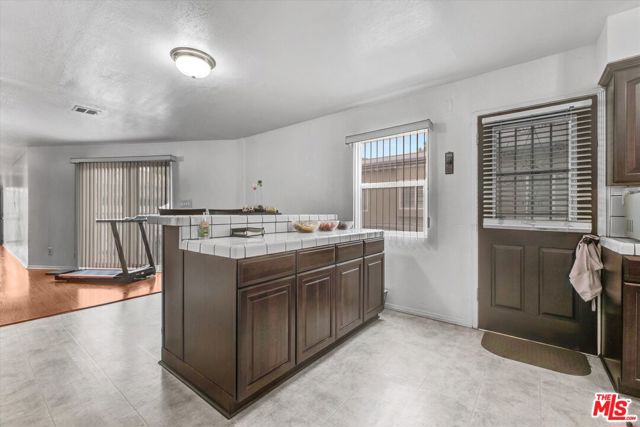 2463 Easy Avenue, Long Beach CA: https://media.crmls.org/mediaz/97523857-cbf4-4ded-9d4c-845b87474c92.jpg