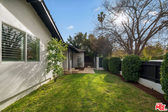 20212 Oxnard Street, Woodland Hills CA: https://media.crmls.org/mediaz/97533461-24ea-498f-92b5-c685fd7c51dd.jpg