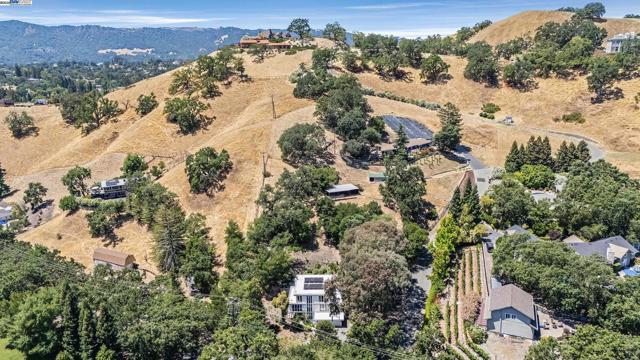1923 Green Valley Rd, Alamo CA: https://media.crmls.org/mediaz/9753f8f8-22ae-45a4-b9d1-61c800c3464c.jpg