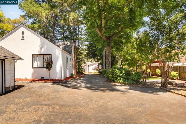 1019 Sir Francis Drake Blvd, San Anselmo CA: https://media.crmls.org/mediaz/975485ba-a8f2-4f41-b611-591d82a92b6a.jpg