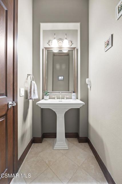 4988 Read Road, Moorpark CA: https://media.crmls.org/mediaz/9754a360-1362-4769-a314-4466184fc22a.jpg