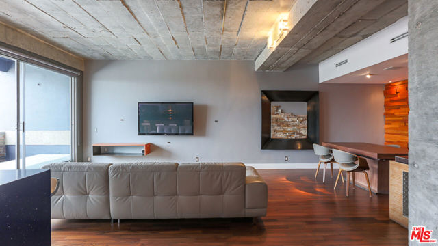 7250 Franklin Avenue, Los Angeles CA: https://media.crmls.org/mediaz/97558cbd-aaec-44a2-9cad-c37b14e67570.jpg