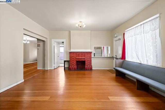 3003 School St, Oakland CA: https://media.crmls.org/mediaz/9755d0ab-1e38-417c-adea-67abcf8026a8.jpg