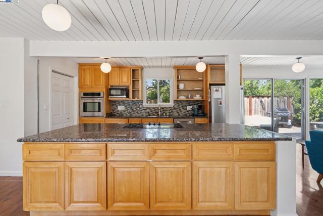 3767 Gainsborough Dr, Concord CA: https://media.crmls.org/mediaz/97562ee7-7572-4693-960f-612429d17249.jpg