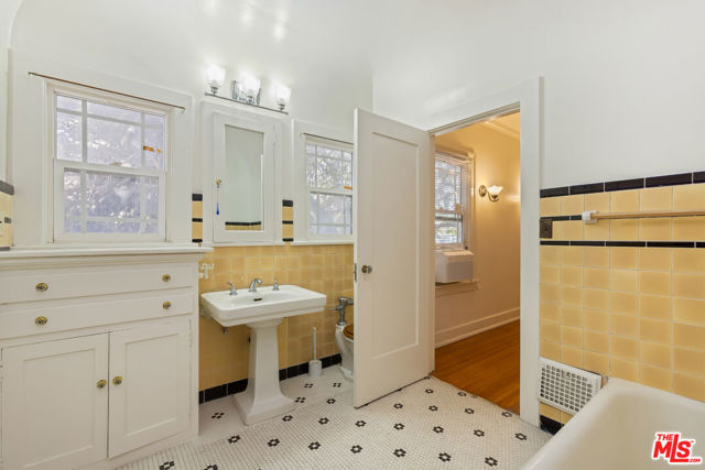 955 S Highland Avenue, Los Angeles CA: https://media.crmls.org/mediaz/97568ad9-70c1-491c-baeb-f829f88e31d5.jpg