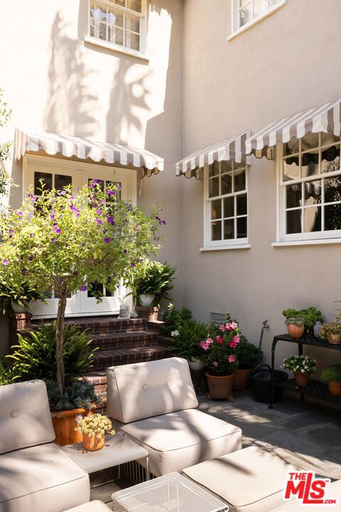 1612 Sunset Plaza Drive, Los Angeles CA: https://media.crmls.org/mediaz/97577d64-2e67-4a90-8c39-472b049105bb.jpg