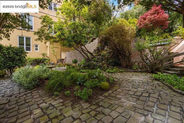 351 Buena Vista Ave E, San Francisco CA: https://media.crmls.org/mediaz/97586571-8d6f-4acb-82f2-691a3bf75aca.jpg