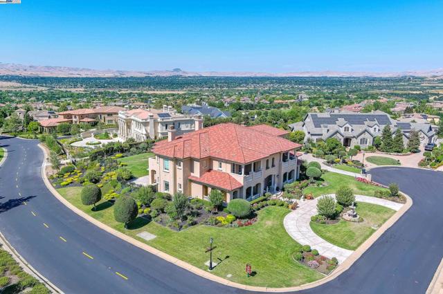 1916 Ticino Ct, Pleasanton CA: https://media.crmls.org/mediaz/97597b6c-b9b7-4bbb-b731-e1cfbf795cfd.jpg