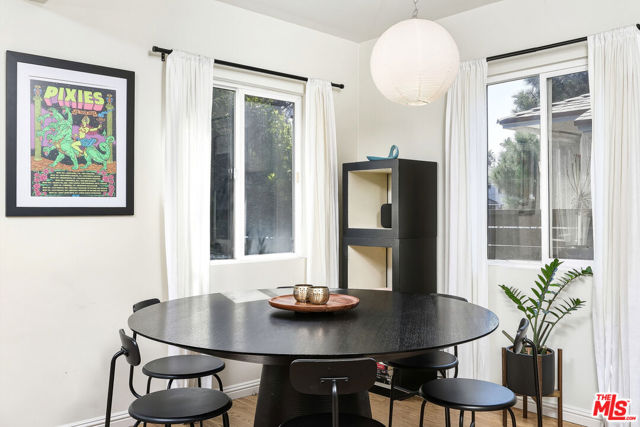 517 Venice Way, Venice CA: https://media.crmls.org/mediaz/975ac5c4-1c33-4a2e-b136-327916c6682b.jpg