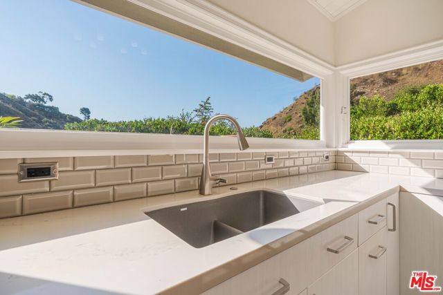 1200 El Hito Circle, Pacific Palisades CA: https://media.crmls.org/mediaz/975b1e9d-e6f5-4380-a257-a4078b8d7bde.jpg