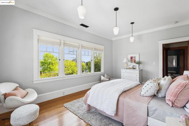 1015 Warfield Ave, Oakland CA: https://media.crmls.org/mediaz/975b37cb-2250-438b-8fa1-6a9ff535800c.jpg