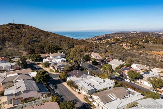 6643 Caminito Hermitage, La Jolla CA: https://media.crmls.org/mediaz/975b42aa-f250-41f5-b54d-bb7b2c39296e.jpg