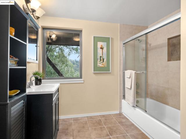 6866 Thornhill Dr, Oakland CA: https://media.crmls.org/mediaz/975e4081-82d2-40d5-b5b4-3ec5c676a7e7.jpg