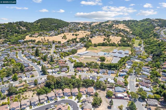 4816 Meadowbrook Dr, Richmond CA: https://media.crmls.org/mediaz/97606206-aa5f-42b0-b13e-e7bb83d1d467.jpg