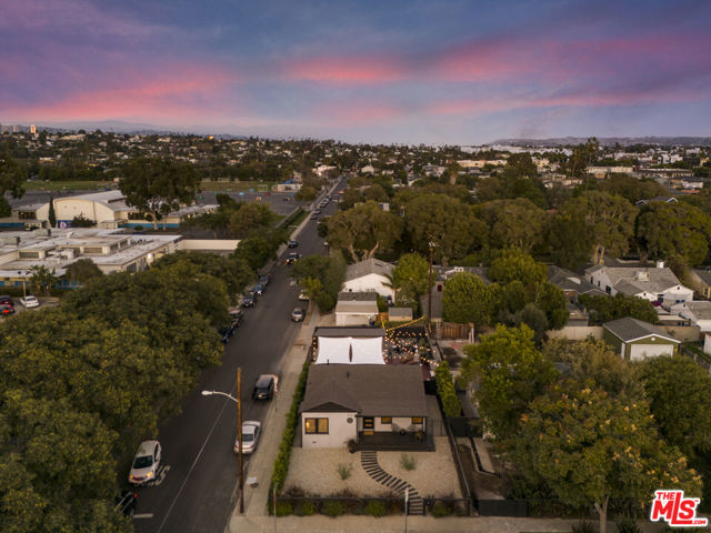 3744 Redwood Avenue, Los Angeles CA: https://media.crmls.org/mediaz/9760d2cc-d73d-491e-ab92-554ba31e865d.jpg