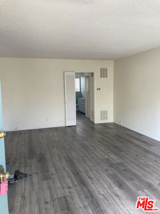 844 6Th Street, Santa Monica CA: https://media.crmls.org/mediaz/9761dea3-47ac-41ef-bb8d-af73eece247e.jpg