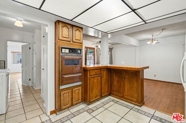 1314 Palms Boulevard, Venice CA: https://media.crmls.org/mediaz/9762325b-e657-474e-9b59-e879afc5d715.jpg