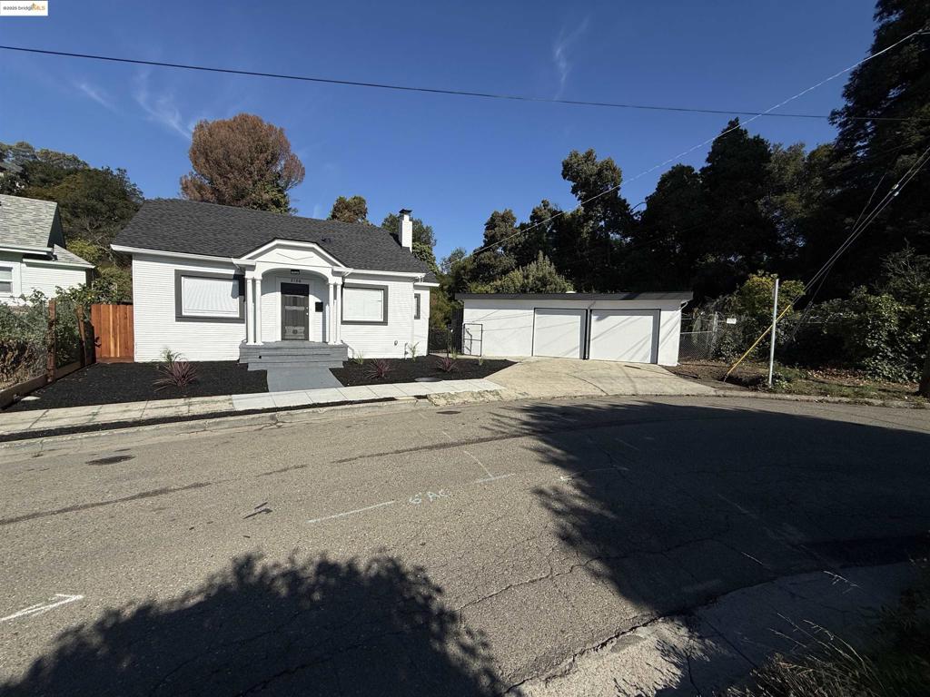 2106 Woodbine Ave