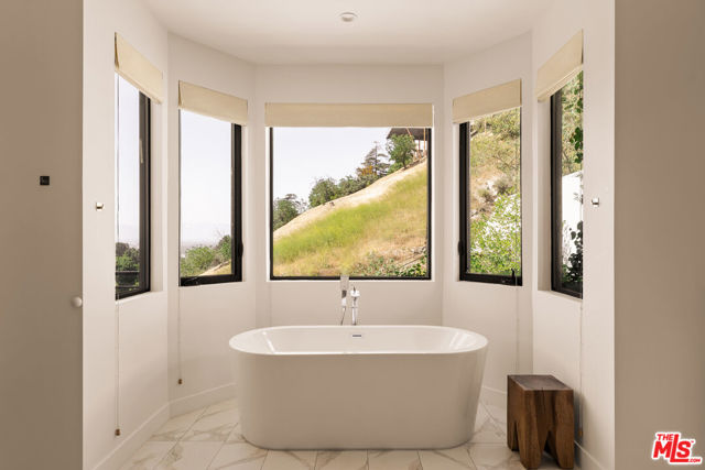 3820 Knobhill Drive, Sherman Oaks CA: https://media.crmls.org/mediaz/976363b0-4cf2-4e99-be8e-a752f5902e51.jpg