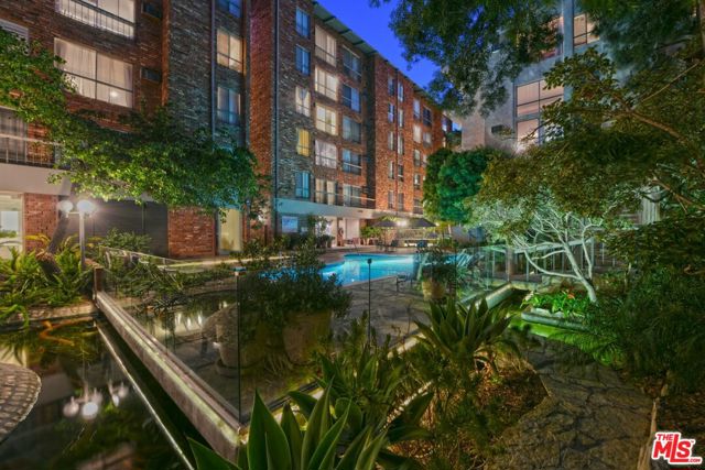 1440 Veteran Avenue, Los Angeles CA: https://media.crmls.org/mediaz/9764f985-9e48-4c1d-9812-ed4a91d5f13a.jpg