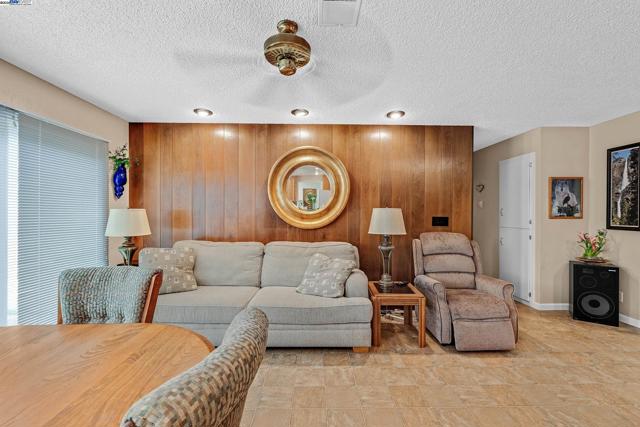 576 Emerald St, Livermore CA: https://media.crmls.org/mediaz/9766e8fb-99e3-4799-874f-c8a6fc3d1014.jpg