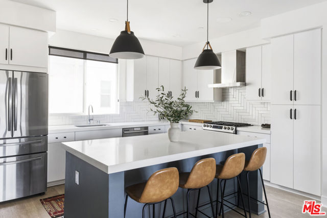 1417 N Lincoln Lane, Los Angeles CA: https://media.crmls.org/mediaz/97680c47-c5f6-4885-a18c-1531ac41c477.jpg