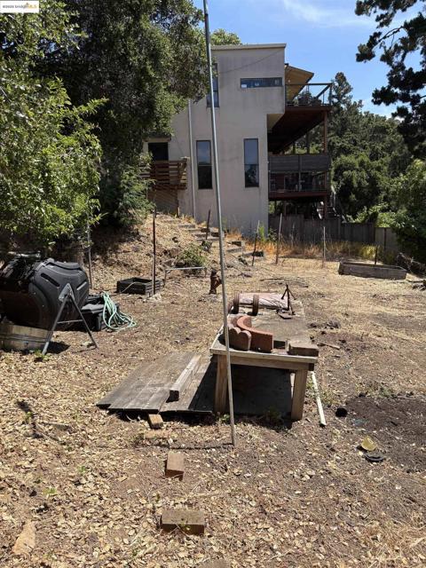 5415 Leona Street, Oakland CA: https://media.crmls.org/mediaz/97681a56-64f4-419a-b398-bd1fc8095d81.jpg
