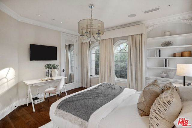 6882 Arizona Avenue, Los Angeles CA: https://media.crmls.org/mediaz/97685dbd-5419-44f9-a8b3-09e1c0b14c0e.jpg