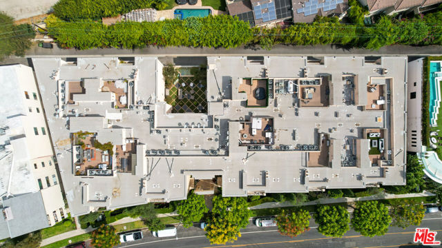 1318 Roxbury Drive, Los Angeles CA: https://media.crmls.org/mediaz/9768d763-e582-4c35-8a78-dc6a93bdba12.jpg