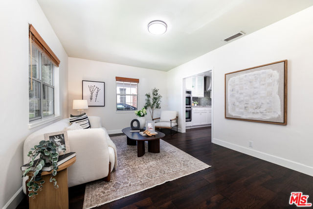 850 N Kenwood Street, Burbank CA: https://media.crmls.org/mediaz/9768e5cb-b0d4-4d07-8abf-51ae46cc94bc.jpg