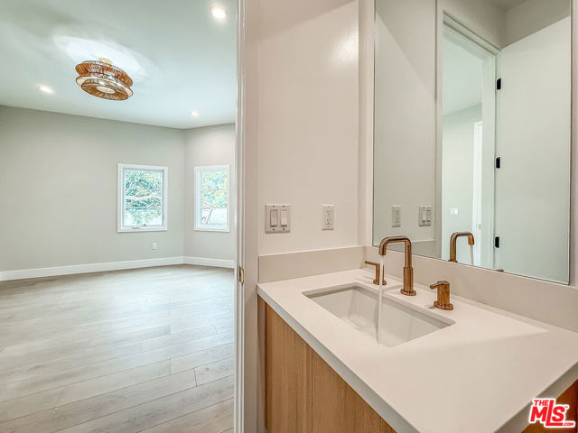 150 N Arnaz Drive, Beverly Hills CA: https://media.crmls.org/mediaz/9769a170-c96c-4963-8c29-e163615cbc24.jpg